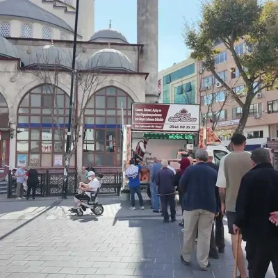 İstanbul’un her köşesinde özel günlerde, cenaze, cuma günü, namaz çıkışı, taze Lokma döküyoruz