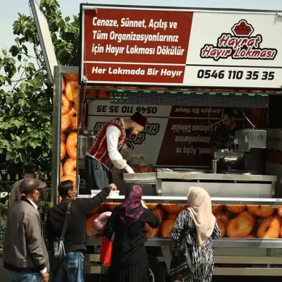 İstanbul’un Her İlçesinde Mobil Araçlarla Sunduğumuz Hijyenik ve Hızlı Hayır Yemeği ve Lokma Dökme Hizmeti, Anlamlı Günlerinizi Lezzetle Taçlandırıyor
