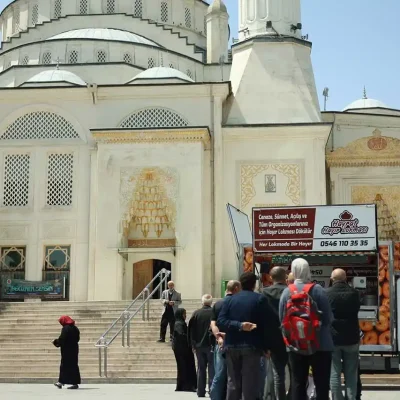 İstanbul’un Her Noktasında Cuma Namazı Çıkışında Lokma Dağıtımı