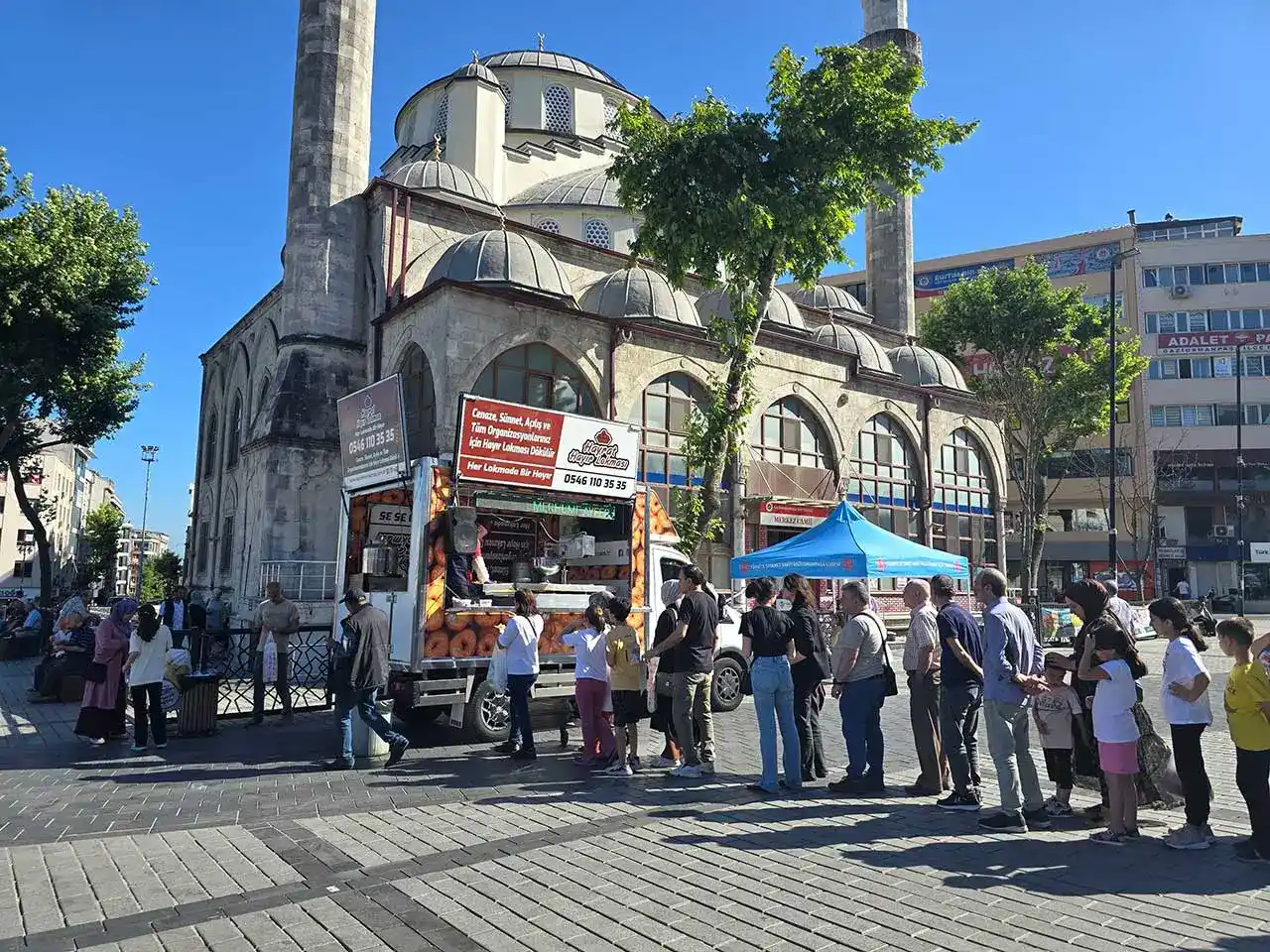Lokmacı İstanbul olarak tüm İstanbul’da cenaze, düğün, mevlit gibi özel günler için hayır lokması döktürme hizmeti sunuyoruz